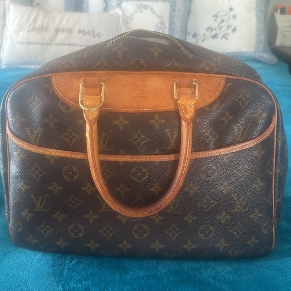 Louis Vuitton and LV wallet included.  There is 2 small marks on the inside - Picture 1 of 16